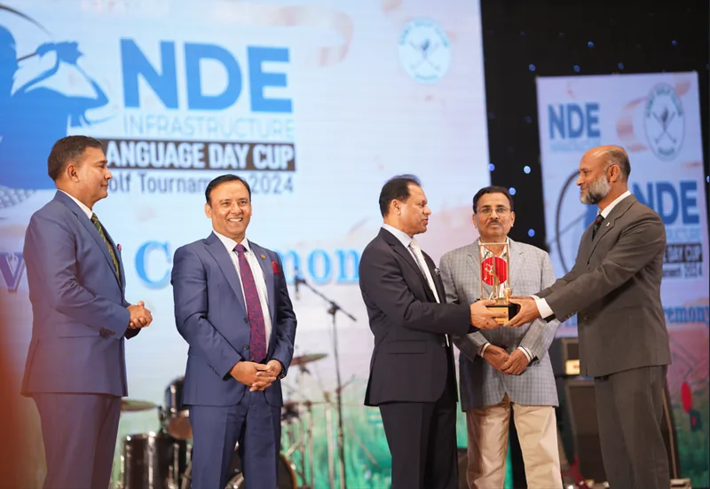 Award handover on the branded stage of the NDE Language Day Cup